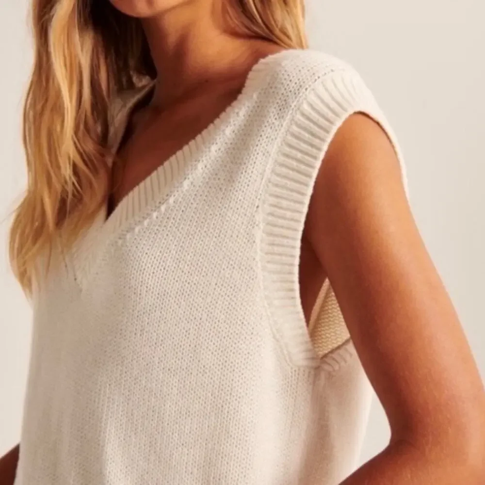 Abercrombie & Fitch Cropped Knit V Neck Sweater Vest In White | Preppy - Picture 3 of 11